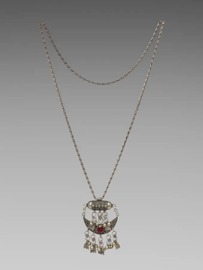 Necklace with pendant (waqari or wakari?)