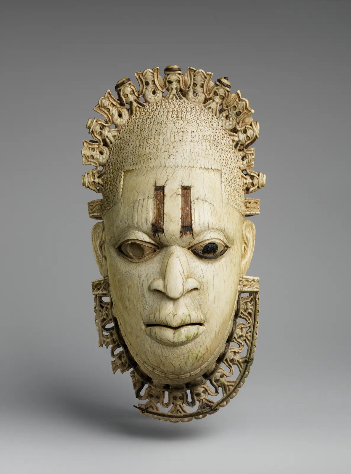 Pendant mask of Ìyọ́bà Idià