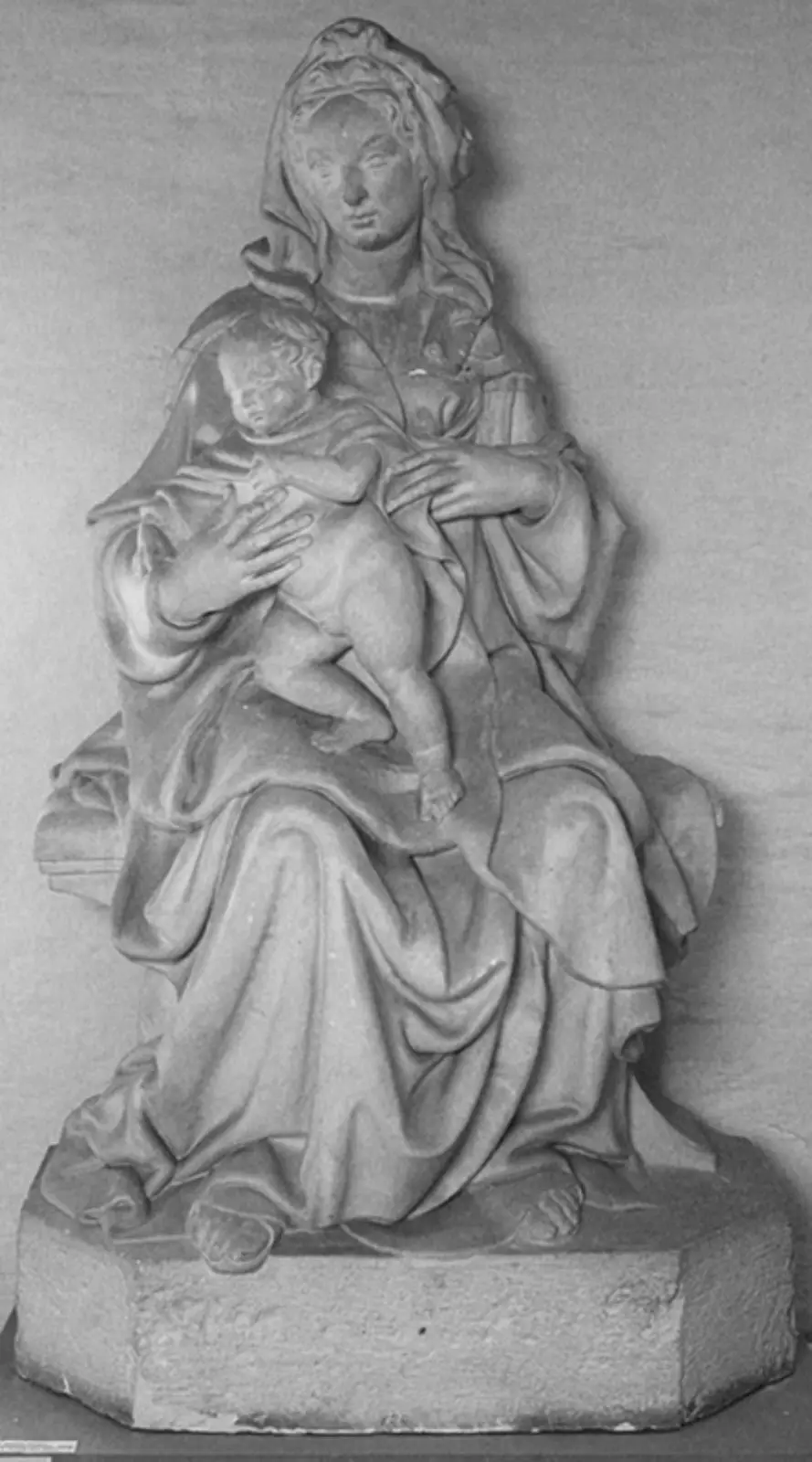 Siddende Madonna med barn
